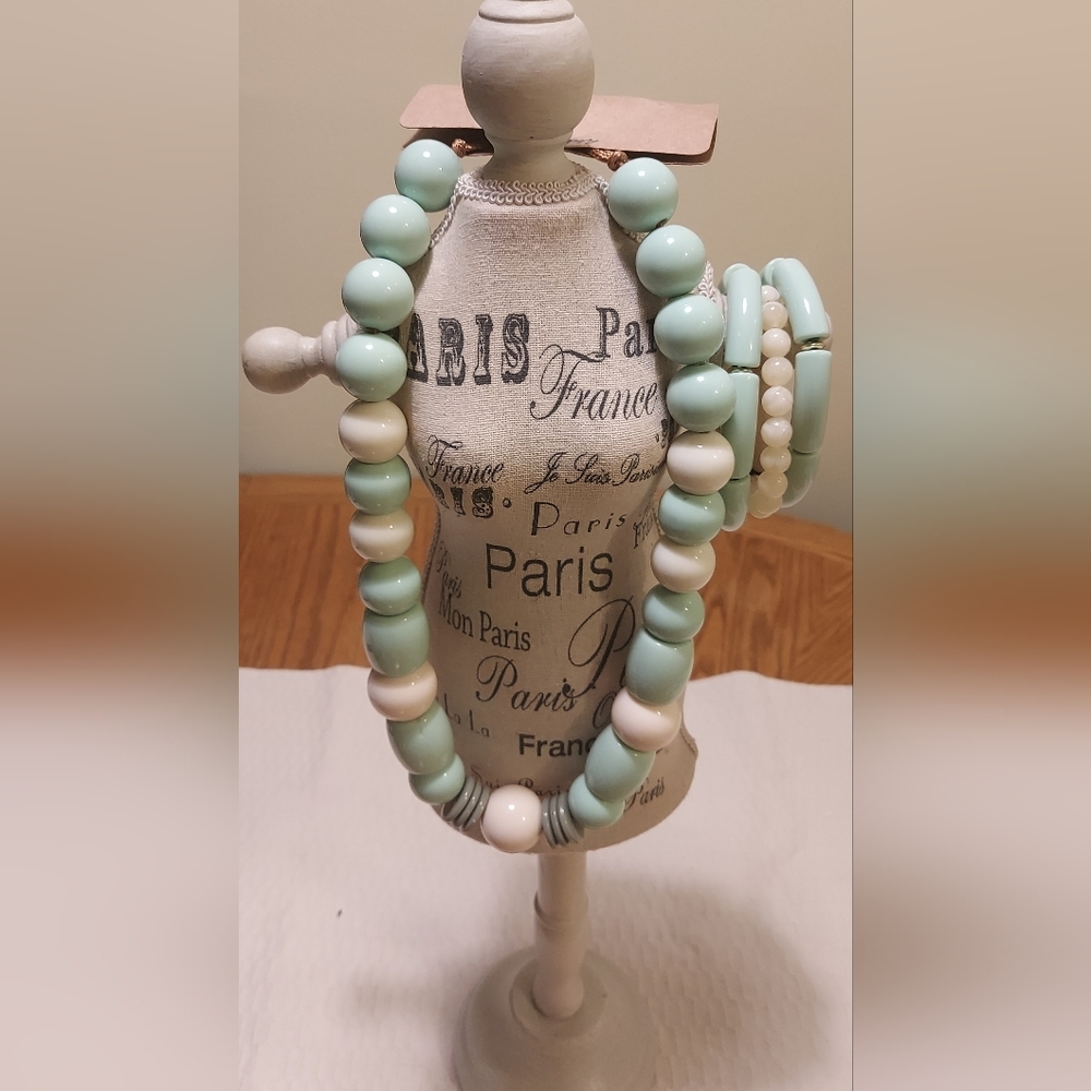 R&R - Necklace and bracelets three light colors.